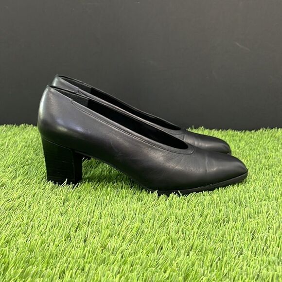 Stuart Weitzman Classic Heels in Black - Picture 4 of 8